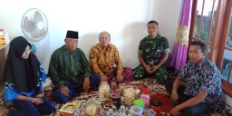 Babinsa Desa Plosan Ramil 0816/13 Wonoayu Komsos Dihari Raya IdulFitri dengan Kepala desa