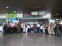 Demi Keamanan dan Kenyamanan Penumpang Babinsa Koramil 0816/18 Sedati Ikut Pengamanan Lebaran di Bandara Juanda.