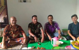 Babinsa Koramil 0816/08 Melaksanakan Halal Bi Halal Sekaligus Komsos dengan Tokoh Masyarakat.