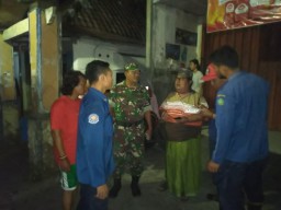 Disela-sela kesibukan pengamanan Hari Raya, Babinsa 0816/09 Krian bantu warga padamkan kebakaran