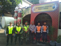 Anggota Koramil0816/10 Balongbendo laksanakan pengamanan arus balik