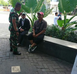 Babinsa Koramil 0816/16 Waru melaksanakan komsos bersama masyarakat Desa Tropodo Waru
