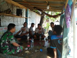 Babinsa jalin keakraban dengan warga binaan melalui komsos di wilayah desa kepuhkiriman waru