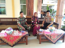 Bamin Bakti TNI bersama Babinsa Koramil 0816/12 Mengikuti Halal Bi Halal Bersama Forpimka Di Pendopo Kec Prambon