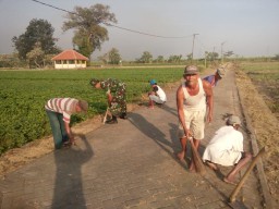 Babinsa Koramil 0816/13 Wonoayu Karya Bakti Di Desa Binaannya