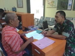 Babinsa 0816/01 Kota Sidoarjo adakan komsos dengan perangkat kelurahan Sekardangan Sidoarjo