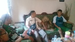 Kepedulian Anggota Koramil 0816/18 Sedati Kepada Rekan Yang Sakit.