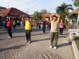 Koramil 0816/13 Wonoayu laksnakan senam SKJ bersama masyrakat dilanjutkan Halal Bihalal