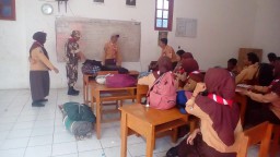 Babinsa ramil 0816/16 waru melaksanakan pembinaan saka wira kartika di wilayah kecamatan waru