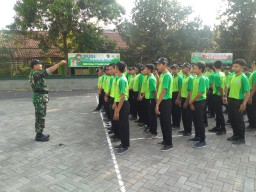 BAbinsa 0816/09 Krian melaksanakan Pelatihan PBB bagi Siswa-siswi SMK 1 Krian