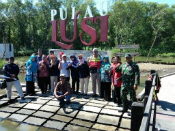 Babinsa Koramil 0816/08 Jabon Bersama Dinas BPN Dan Dinas Pariwisata melaksanakan Peninjauan Batas Wilayah Di Pulau Lusi.