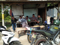 Wujudkan Sinergitas, Babinsa Ramil 0816/13 bersama Bhabinkamtibmas Komsos dengan Warga Masyarakat Desa Simoketawang.