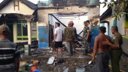 Babinsa koramil 0816/08 Jabon bersama-sama Warga memadamkan kebakaran
