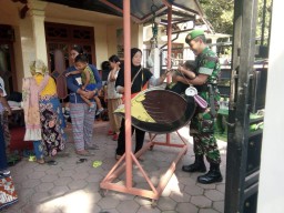 Peduli Kesehatan Ibu Hamil dan Anak, Babinsa Pagerngumbuk Koramil 0816/13 Wonoayu Dampingi Posyandu