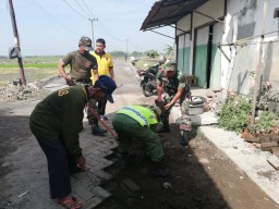 Anggota Koramil 0816/08 Jabon melaksanakan Kerja Bakti Bersama Perangkat Desa Balong Tani