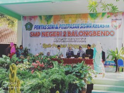 Babinsa Koramil 0816/10 Balongbendo Serka sudarmono hadiri Pelepasan siswa SMPN2 Balongbendo