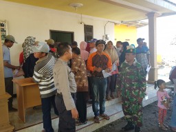Babinsa 0816/13 Menghadiri Penyerahan Sertifikat di Desa Binaan.