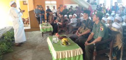 Babinsa Koramil 0816/09 Krian hadiri sunatan massal di balai Desa Sedenganmijen Kec. Krian