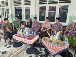 Babinsa koramil 0816/12 prambon menghadiri wisuda siswa / siswi yayasan pendidikan dan sosial Darussalam