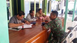 Babinsa Koramil 0816/08 Jabon melaksanakan Komsos/Anjang sana bersama perangkat Desa Panggreh.