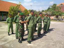 Babinsa 0816/03 dan Bhabinkamtibmas buduran kembangkan materi wasbang dan PBB kepada anggota Linmas desa Banjarsari