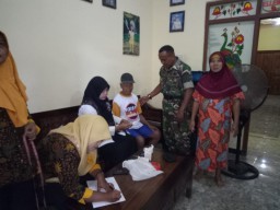 Babinsa 0816/13 Wonoayu pendampingan giat Posyandu di Desa Binaan