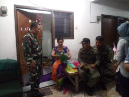 Babinsa 0816/03 beserta Babinkamtibmas Polsek Buduran dan anggota Satpol PP melaksanakan kegiatan operasi Yustisi