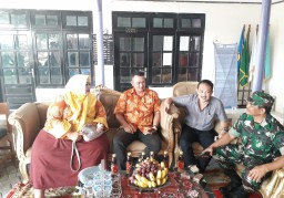 Babinsa Koramil 0816/08 Jabon Serka M Soleh melaksanakan Komsos bersama anggota Linmas tentang keamanan lingkungan.