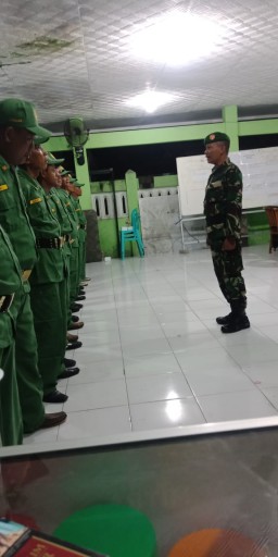 Babinsa 0816/03 dan Bhabinkamtibmas buduran ajarkan materi wasbang dan PBB untuk meningkatkan SDM kepada anggota Linmas desa Sukorejo
