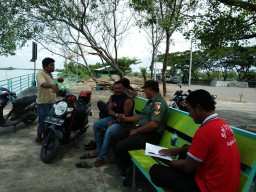 Babinsa Koramil 0816/08 bersama Linmas melaksanakan Pengamanan pada para pengunjung Pulau Lusi.