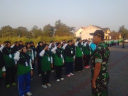 Babinsa 0816/01 Sidoarjo jelaskan materi PBB untuk meningkatkan SDM kepada anggota PCNU Kecamatan Sidoarjo.