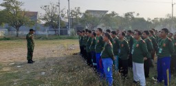 Anggota Koramil 0816/01 Kota Sidoarjo melatih peraturan Baris berbaris calon anggota Banser
