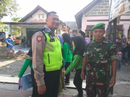 Babinsa Koramil 0816/13 Wonoayu Dan Babinkamtibmas Dampingi Kirab Pengibaran bendera sepanjang 250 Meter