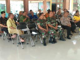 Batuud dan Bati Wanwil Koramil 0816/12 menghadiri undangan rapat di Pendopo Kec. Prambon dalam rangka memperingati hari kemerdekaan RI ke 74