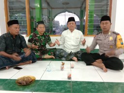 Babinsa Koramil 01/Sidoarjo komsos dengan tokoh agama H. Mukmin