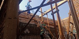 Ciptakan Sinergitas TNI Rakyat, Babinsa Koramil 0816/13 Wonoayu Bangun Rumah Warga