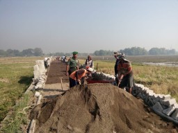 Babinsa Koramil 0816/13 Wonoayu Dan Warga Kerja Bakti Pemasangan Paving Jalan.