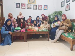 Peduli Sesama, Ketua Persit Ranting 14 Koramil 0816/13 Wonoayu Besuk Istri Anggota yang Sakit Selesai melahirkan