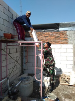 Babinsa Koramil 0816/13 Wonoayu Bantu Renovasi Rumah Warga Desa Pilang