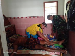Babinsa Koramil 0816/13 Wonoayu Besuk Warga Yang Sakit
