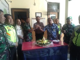 Danramil 0816/09 Krian bersama seluruh anggota mendatangi kantor Polsek Krian