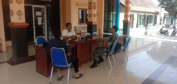 Babinsa Koramil 0816/12 Prambon melaksanakan Komsos dengan perangkat Desa
