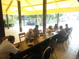 Komsos Dan Bukti Keakraban Babinsa Koramil 0816/08 Jabon Dengan perangkat Desa Kupang.