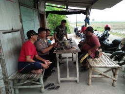 Babinsa Koramil 0816/13 Wonoayu Komsos Dengan Petani di Desa Binaan