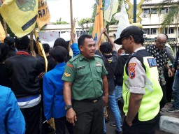 Babinsa Koramil 01/Sidoarjo Kota kawal aksi unjuk rasa di Pemkab Sidoarjo