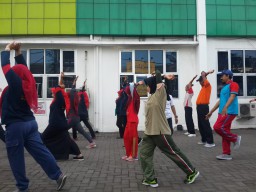 Senam Kesegaran Jasmani SKJ bersama dengan Forkopimka dan warga Kecamatan Krian.