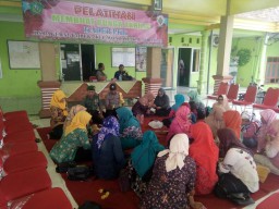 Babinsa Ramil 0816/13 Wonoayu komsos dengan ibu-ibu PKK desa Pagerngumbuk