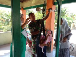 Babinsa Koramil 081/13 Wonoayu Dampingi Kegiatan Posyandu Di wilayah Desa Binaan