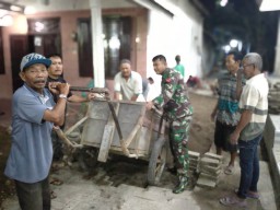 Anggota Koramil 0816/13 Wonoayu Bantu Warga Renovasi Jalan Masjid