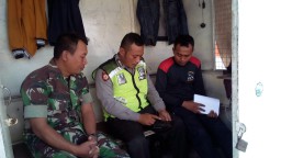 Ciptakan suasana yang aman, Babinsa Koramil 0816/08 Jabon komsos dengan security PT Tiga Sekawan Jabon